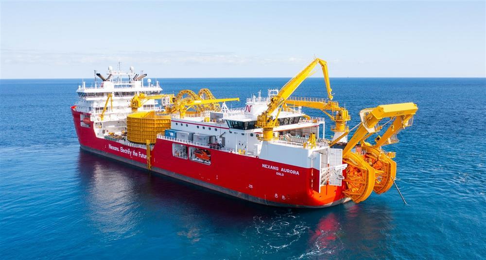 Navire câblier de Circum Océan en opération par mer formée lors d'un routage sensible