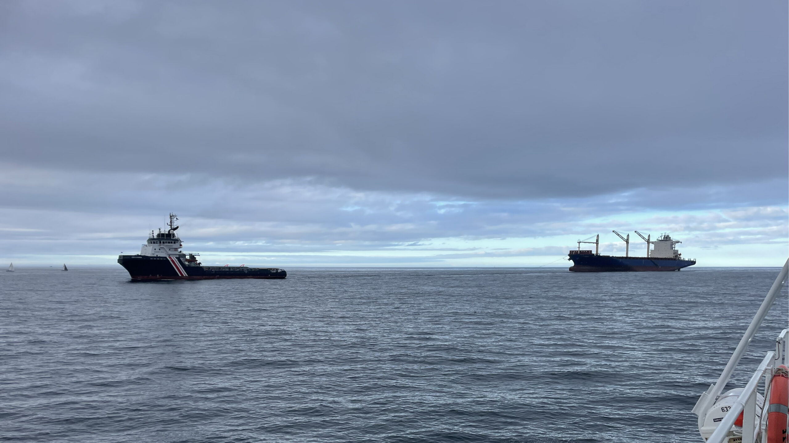 Navires en mer sur l'Atlantique sous un ciel chargé